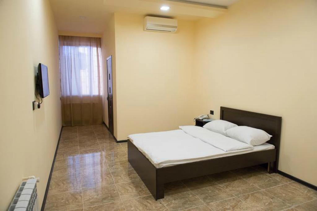 Granada Hotel Yerevan Room photo